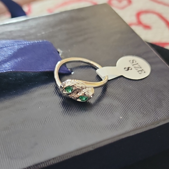 Jewelry - Elegant Silver and Green Women's Ring. Costume Jewelry